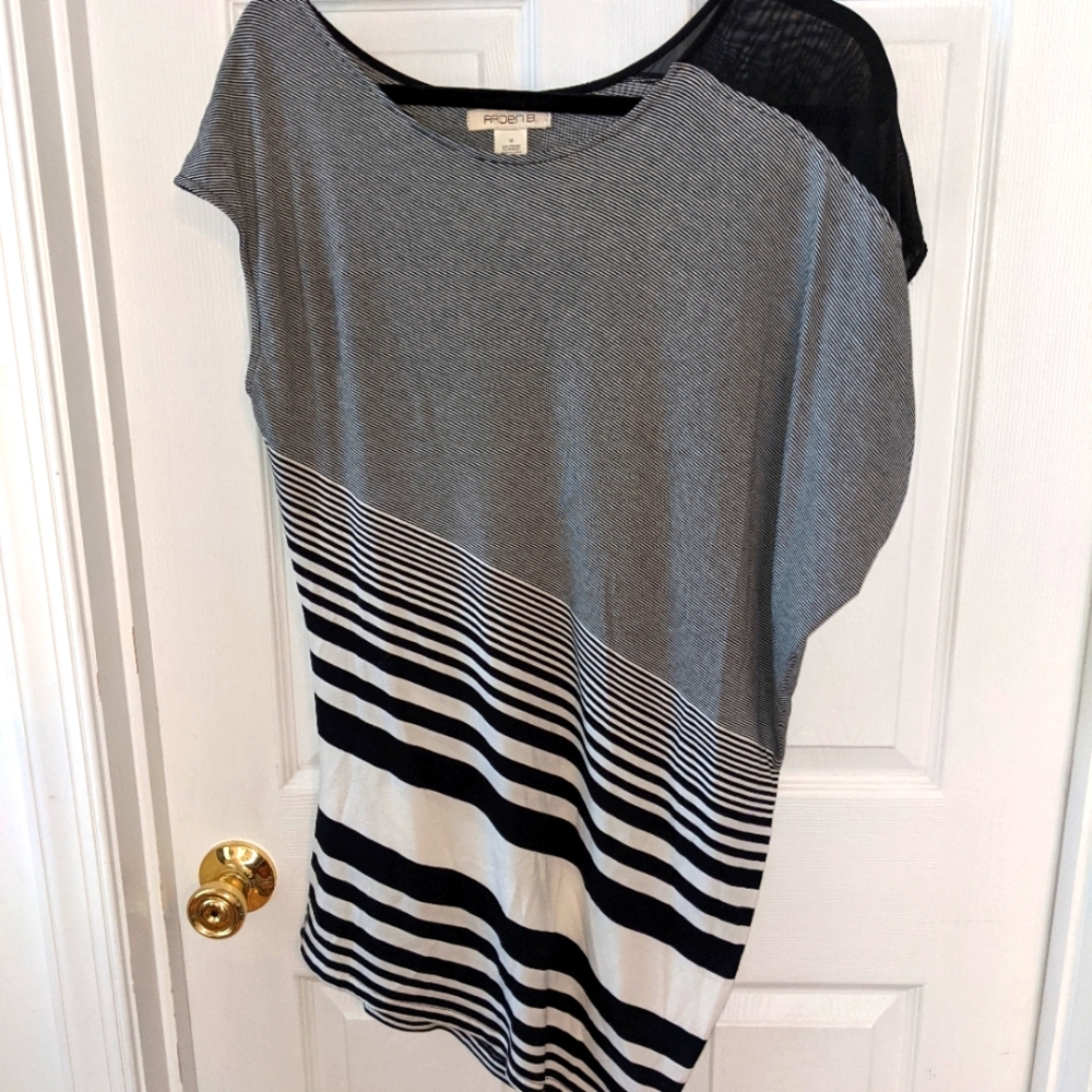 Arden B Size M Asymmetrical Long Top